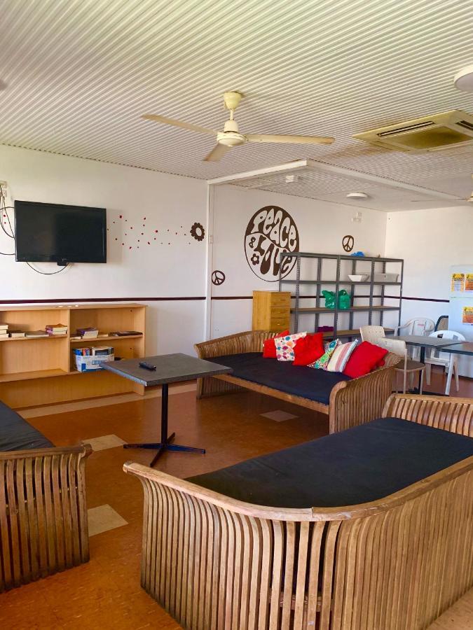 Хостел Roey Backpackers And Party Bar Брум Экстерьер фото